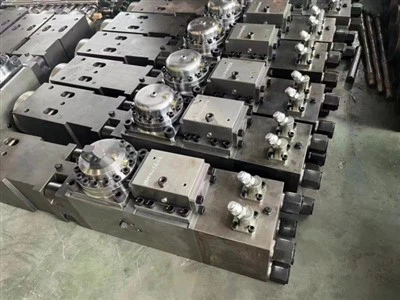 Strojní zařízení DongQiang vyrábí vysoce kvalitní náhradní díly hydraulického zvedáku kladivového válce pro HB20G SB81 SB100 SB121 SB131 SB151